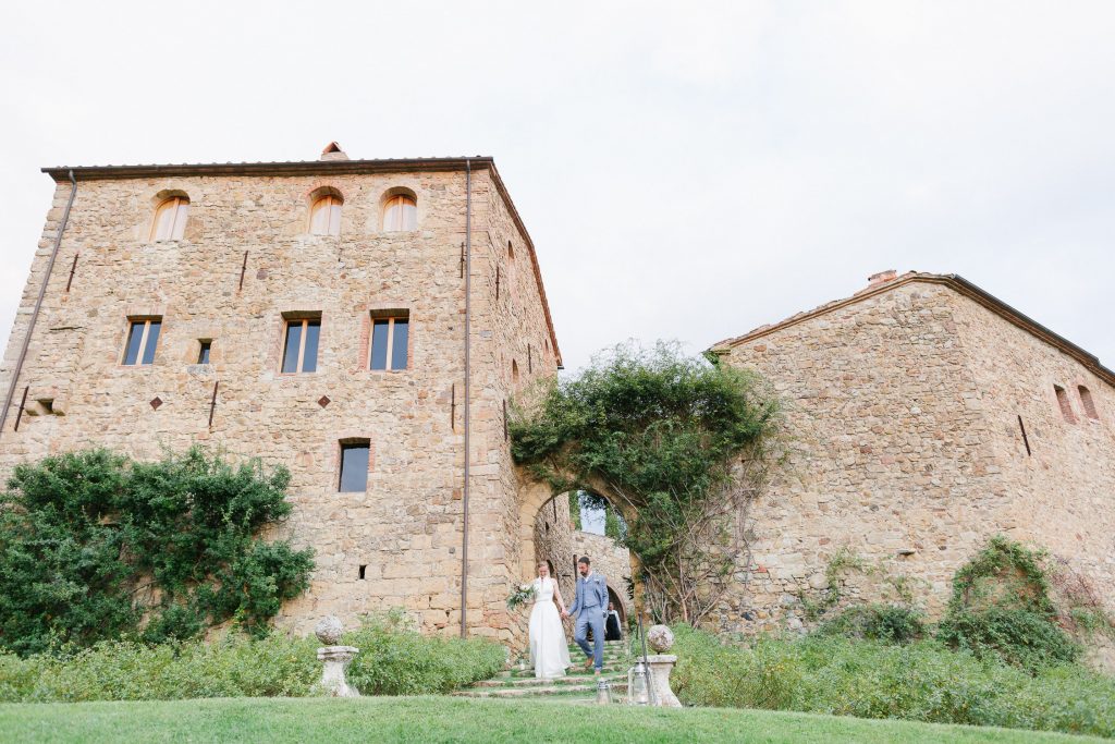 Bride and groom at Castello di Vicarello wedding photographer tuscany